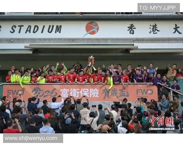 香港足球明星队齐聚一堂合影留念展现团结与拼搏精神
